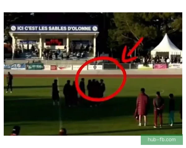 国少助教推搡16岁留洋新星并追骂 球迷要求严惩开除